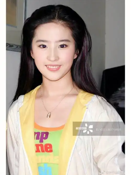 刘亦菲十几岁就是这个脸型啦