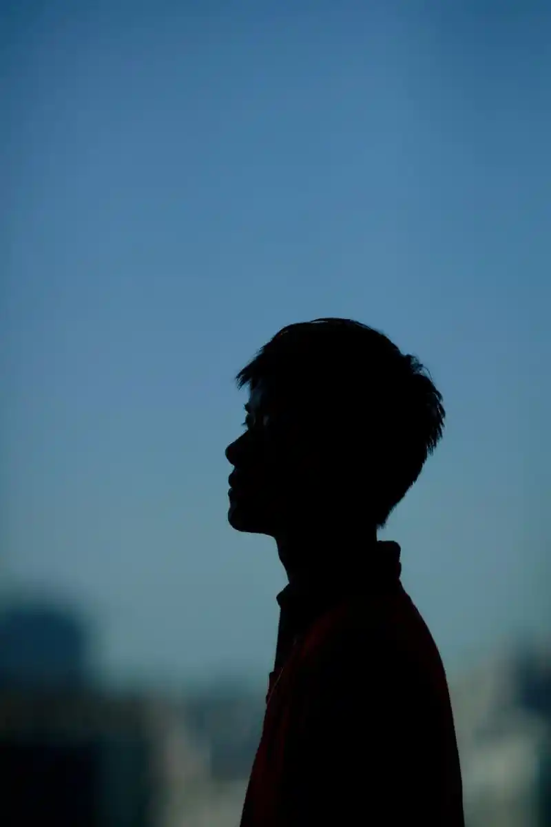 易烊千玺# 弟弟这阳刚的背影[比心]