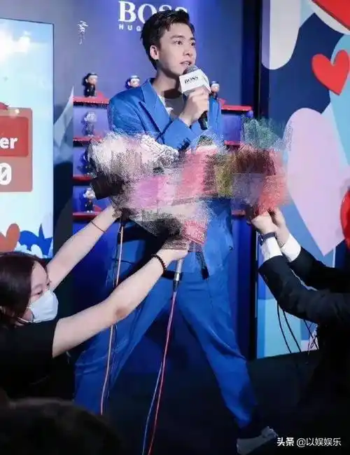 帮李易峰和小女孩进行合影时,由于女孩身高比较矮小,而李易峰身高有