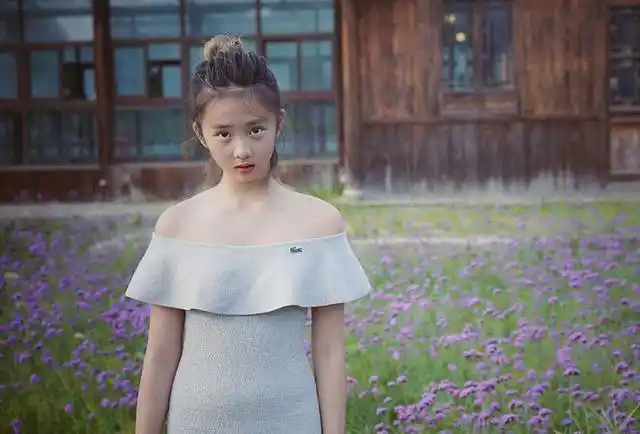 大波浪抹胸裙露脐装多多造型性感成熟黄磊13岁女儿越来越敢穿