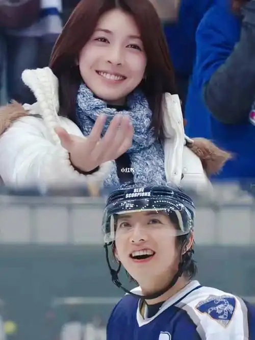 木村拓哉 #竹内结子剧情简介:公司职员亚树(名字发音像秋天)和冰球