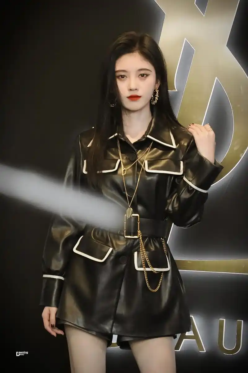 鞠婧祎活动造型科普,黑酷皮衣look,又酷又飒