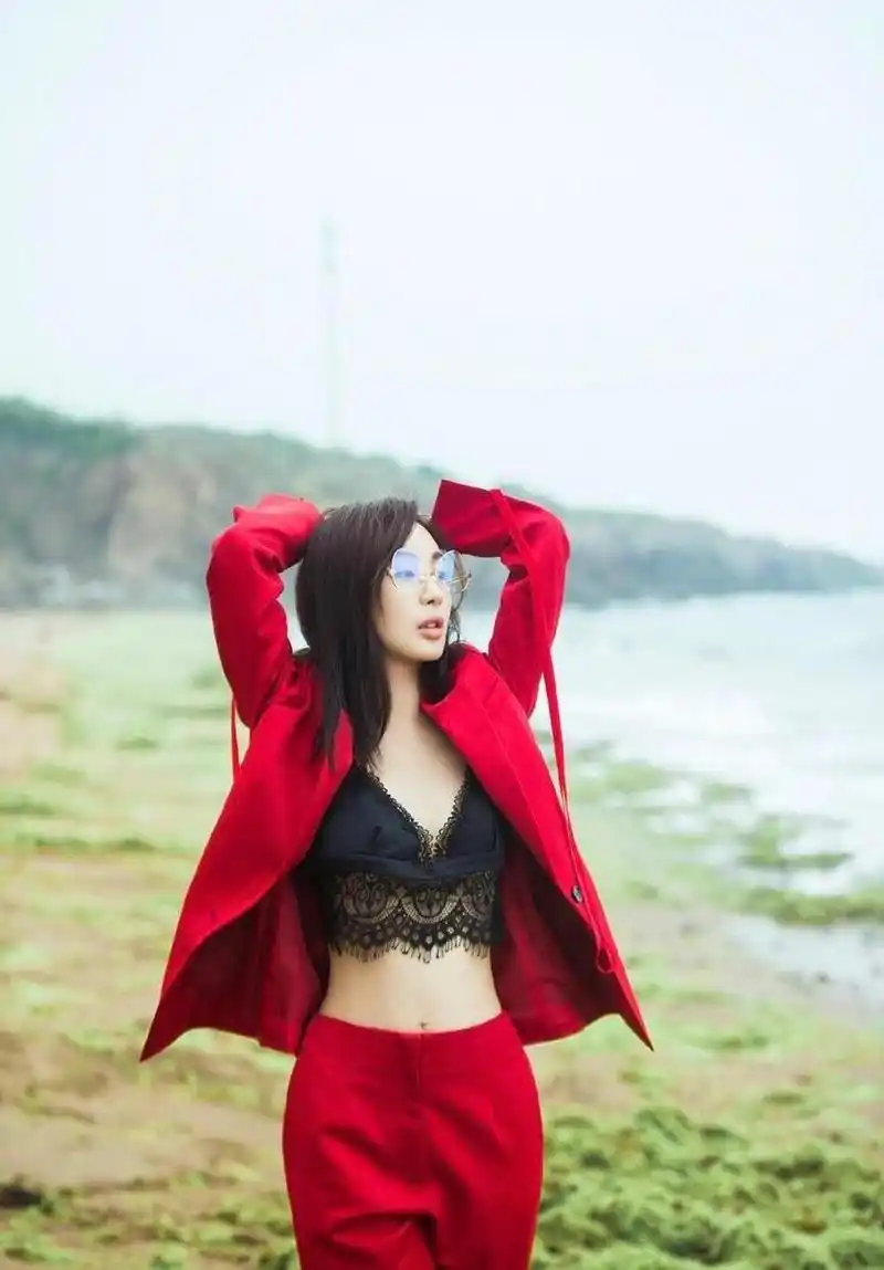 李菲儿豁出去了,敞开西服秀蕾丝内衣,太撩人!