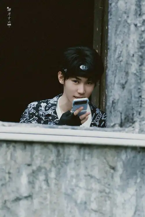 张真源黑色花衬衫