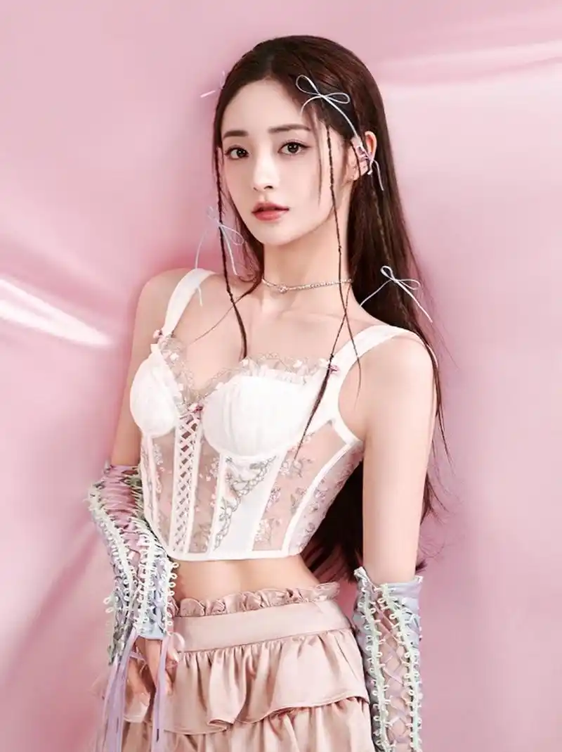 性感妩媚又不失清纯甜美的#周洁琼# 貌似天仙,身材妖娆,肌肤胜雪,美艳