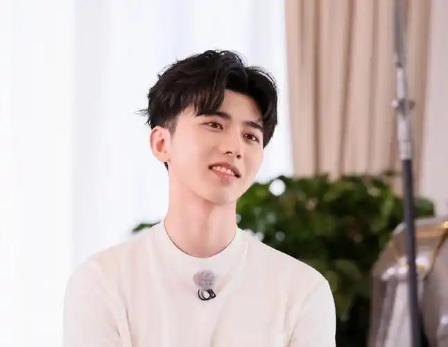 剧情不够"cp"来凑,蔡徐坤积极配合的样子,很像曾经的鹿晗