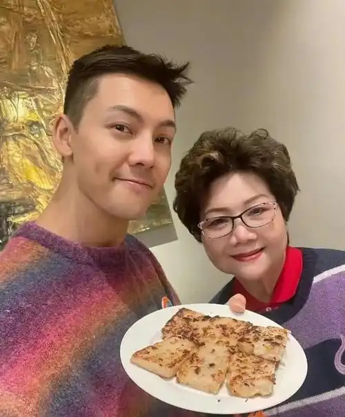 令人瞩目的是,陈伟霆的妈妈看起来年轻得仿佛与朋友们是姐弟关系