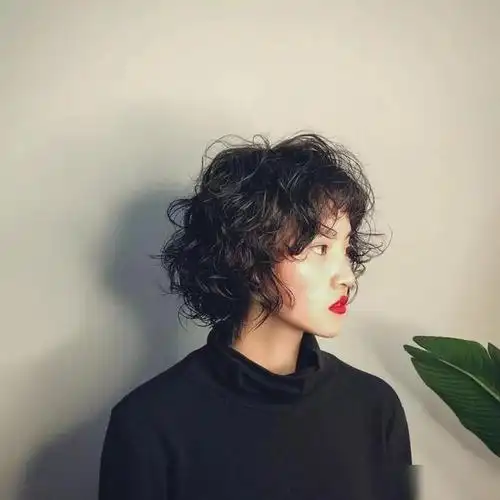 二是一般锁骨发长度和短发会比较适合烫"弹簧卷",不然看起来像是几天