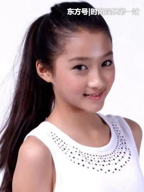 女星14岁露真容:刘亦菲精致,热巴脸色苍白,baby不说了