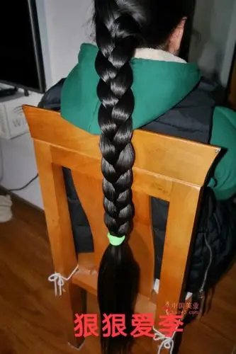 姑娘在家剪去1米丰厚粗壮大辫子狠狠爱李4073