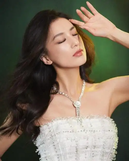 黄圣依芳菲妩媚身材曲线傲人美艳动人