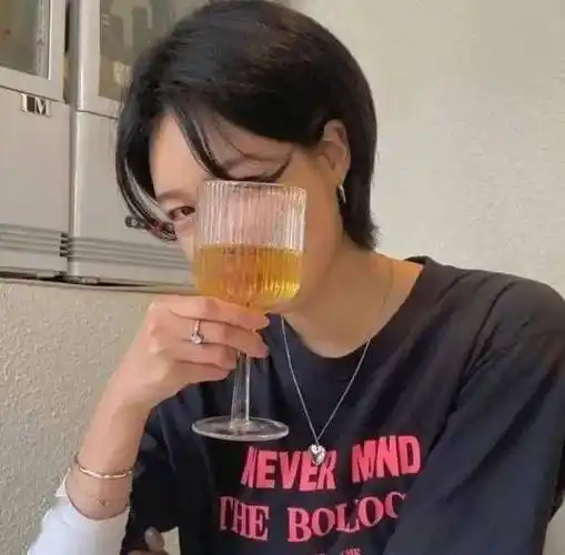 燕尾短发很受女生的欢迎,尤其是最求中性风的酷girl,发型酷炫又时髦