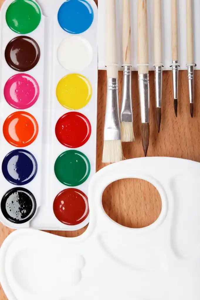 油漆, 调色板和画笔木制的桌子上.