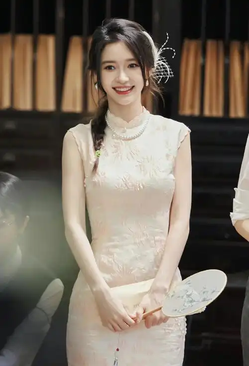孙怡离婚后再次美出圈!这旗袍的魅力竟无"衣"可敌