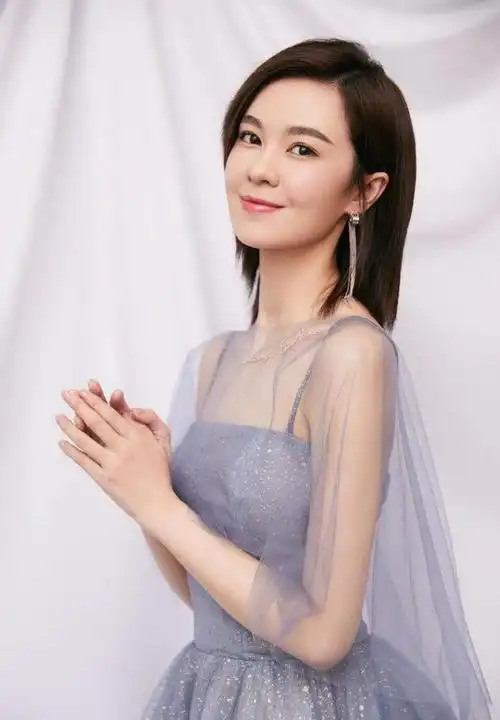 原创36岁郁可唯剪短发穿高腰短裤,帅气撩人两不误,一双长腿很吸睛