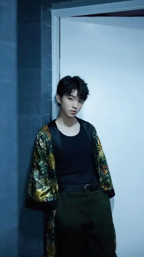 王俊凯帅气写真手机壁纸 - tt98图片网