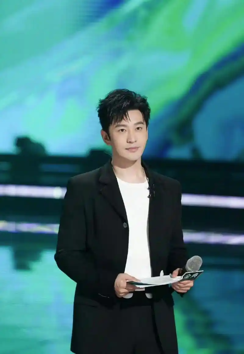 同样被批油腻,黄晓明:"很认真的评价,所以把自己心态放低"杨洋:"不要