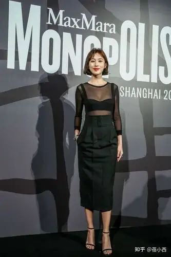 张俪不是尤物身材不过照样敢穿网纱上衣透内衣不俗反而高级