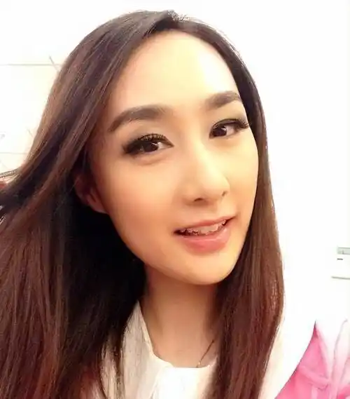 翟煦飞在上戏读书时,一次学校组织排练话剧,他和自己的同班同学翟煦飞