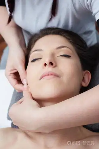 女性享受放松面部按摩的美容 spa 中心