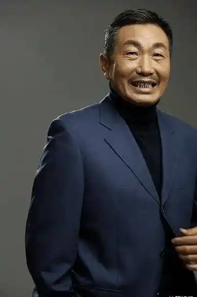 这位老戏骨就是杜源,中国内地男演员,优秀演员,参演的电影《野山》