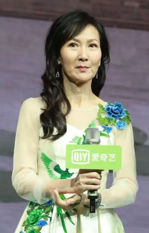 叶童同框陈美琪仅差4岁却一个大妈一个女神穿搭果然很重要