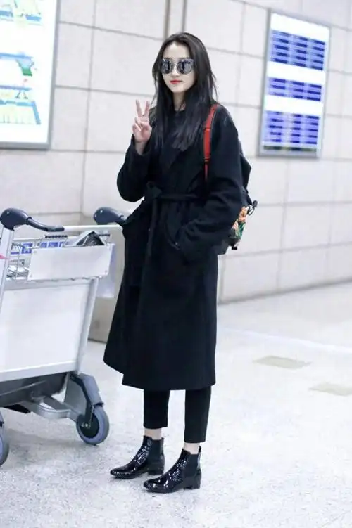 关晓彤的造型师终于成功了牛仔套装配碎花衬衫真懂凸显大长腿