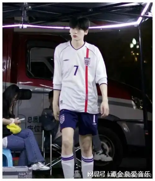 别看翟潇闻很瘦,人家可不瘦,有腹肌有肌肉哦,平时喜欢运动健身,身材