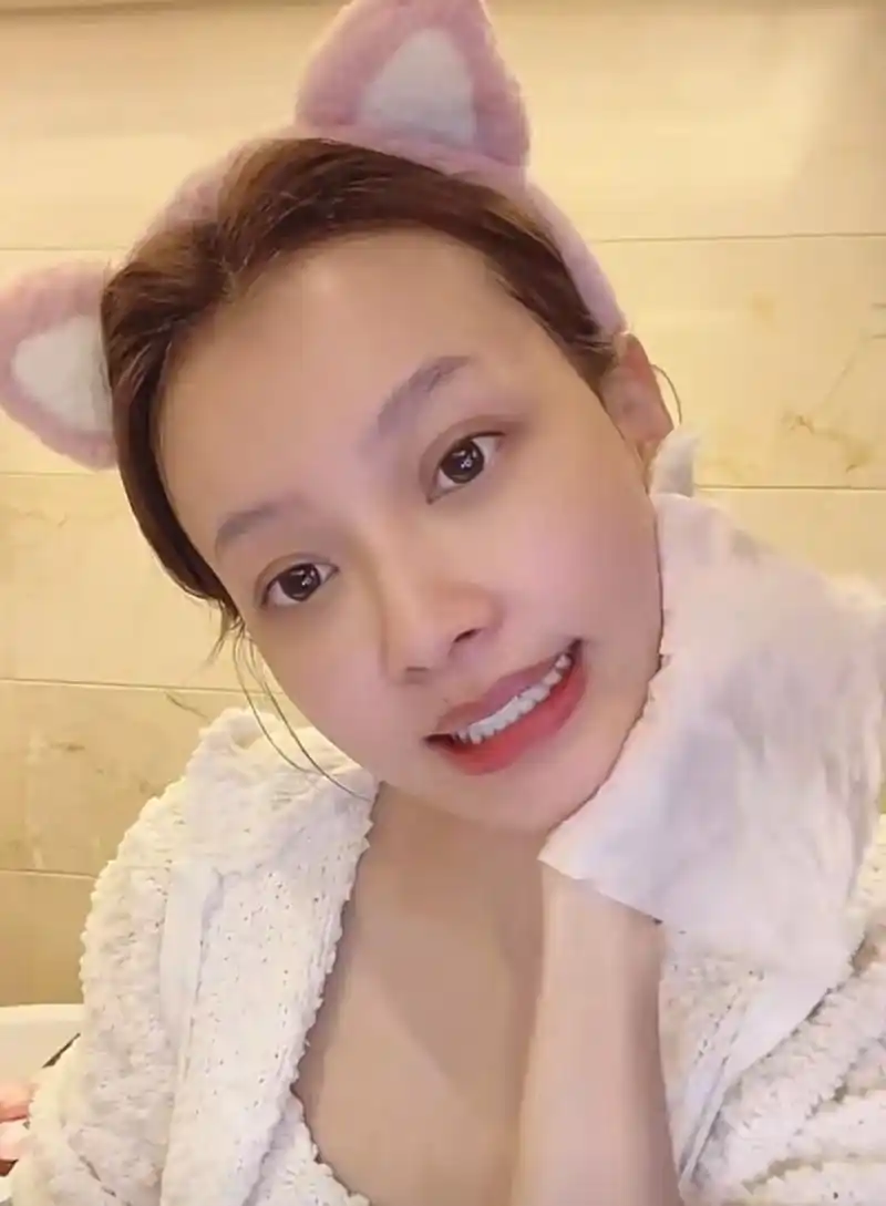 孙怡晒卸妆视频,黑眼圈重,浴室有大浴缸,妆前妆后差别不大