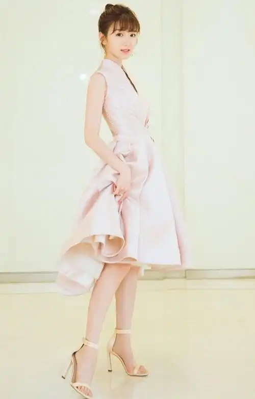 毛晓彤穿粉色礼裙,高束可爱丸子头,清新气质如公主一般!