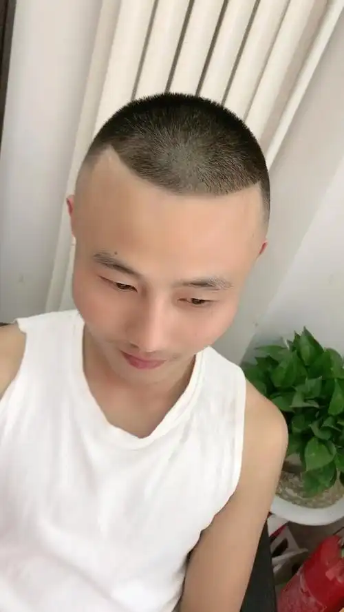 短款瓜子头发型