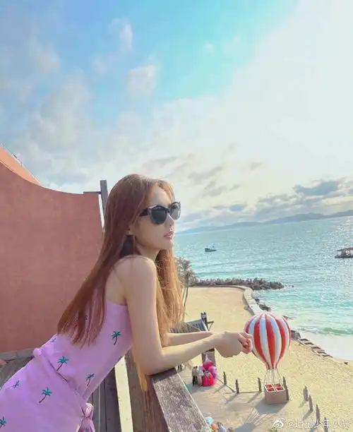 李一桐晒沙滩照