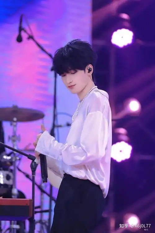 可以分享一下严浩翔的舞台造型图片吗? - 知乎
