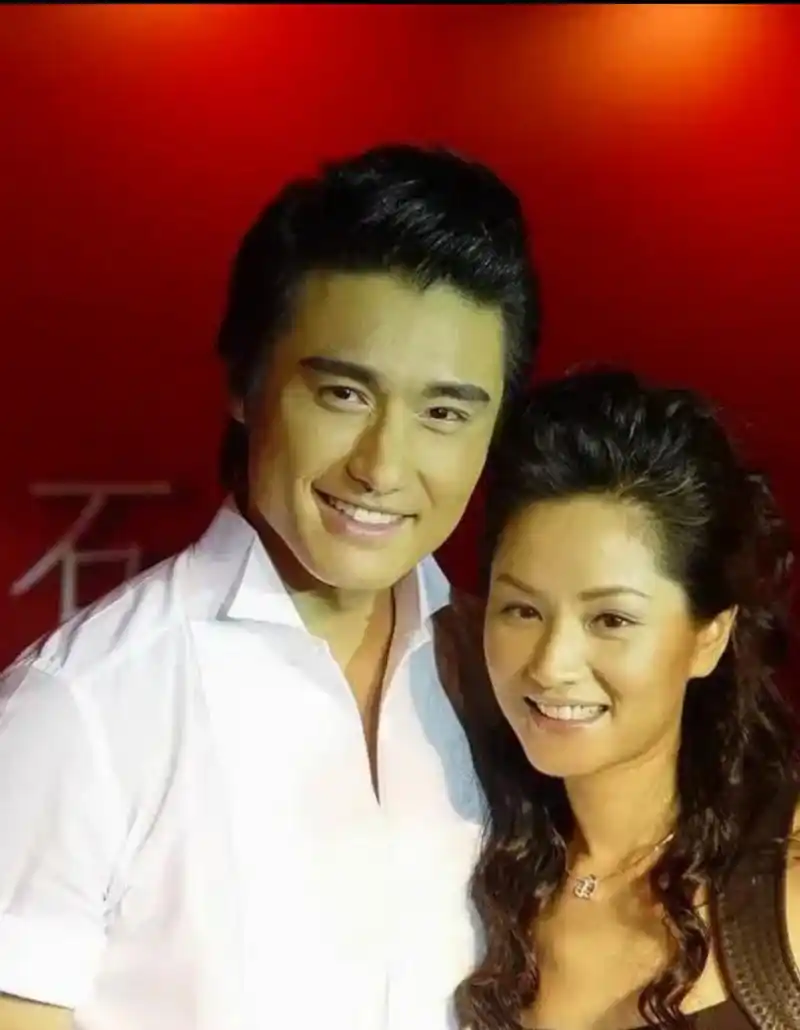 5月17日深夜,老帅哥胡兵官宣结婚了,并且晒出了一组九宫格的个人瞪眄