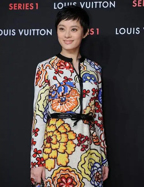 孙俪越来越美了穿裸色连衣裙优雅大方高级感真强