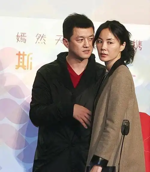 李亚鹏老婆回娘家穿的和村妇一样接地气五五身材哪能跟王菲比