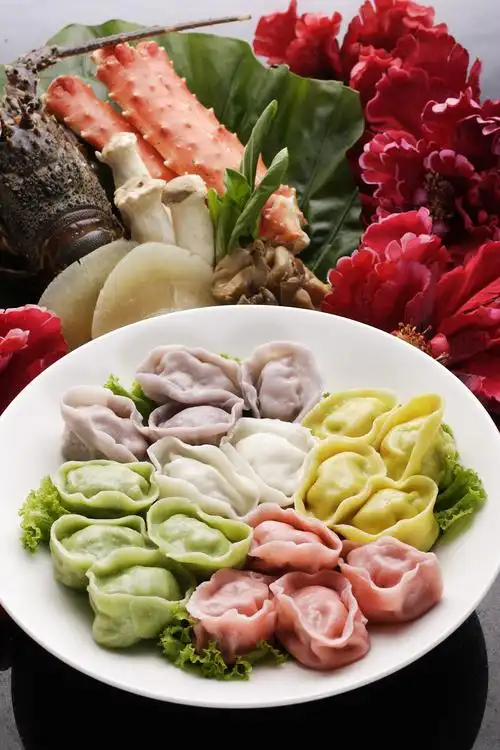 以五款珍稀食材入馔的「五福临门金元宝」手工水饺.