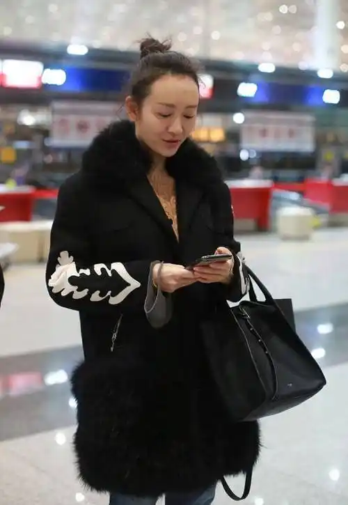 王鸥的素颜太干净了,就算丸子头看着有点"炸毛",但依旧有气质_造型