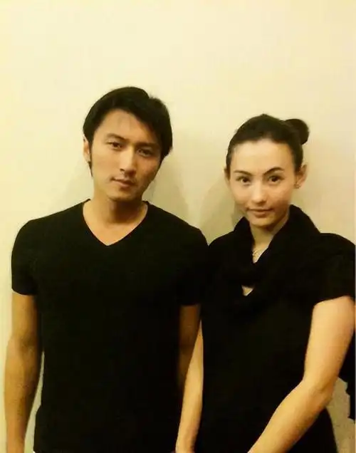 张柏芝带三子张礼承工作!穿几百元的运动鞋,腰间赘肉纹身引关注