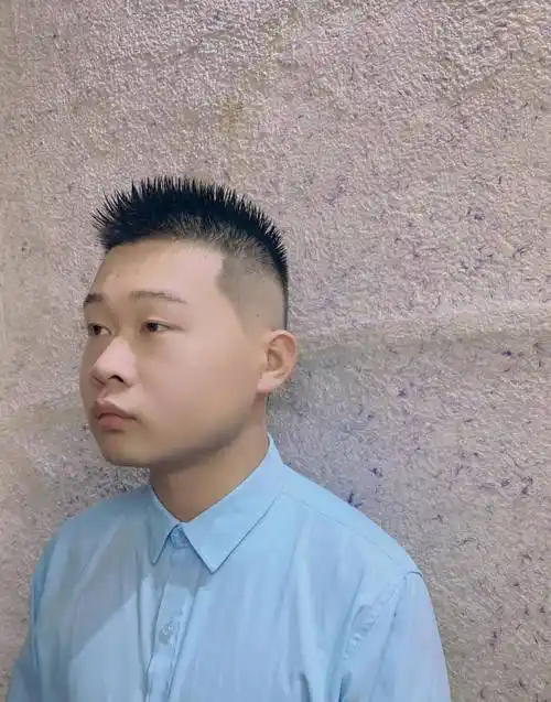 今夏流行的16款男士发型,短发和烫发都很好,很多男人都试了_时尚_头顶