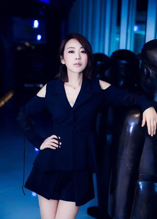 闫妮一身露肩小西装被拍,网友:佟掌柜,你这么性感,展堂知道吗?