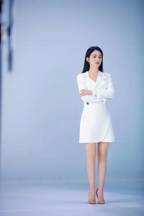 腿真美!赵丽颖拍温柔知性写真 精致迷人