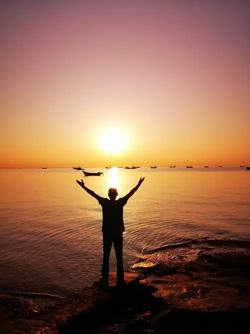 宽广无边的大海,拥抱初升的太阳.