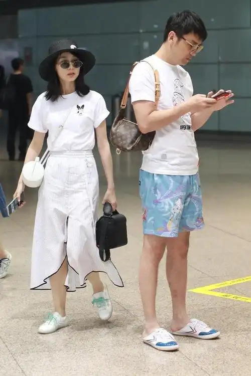雷佳音和老婆走机场翟煦飞白衣白裙少女感十足他打扮像个大叔