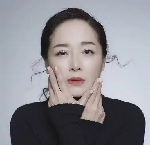 恬妞微胖身材穿旗袍显时尚,配富太头一脸福相,62岁高贵又气质_女性