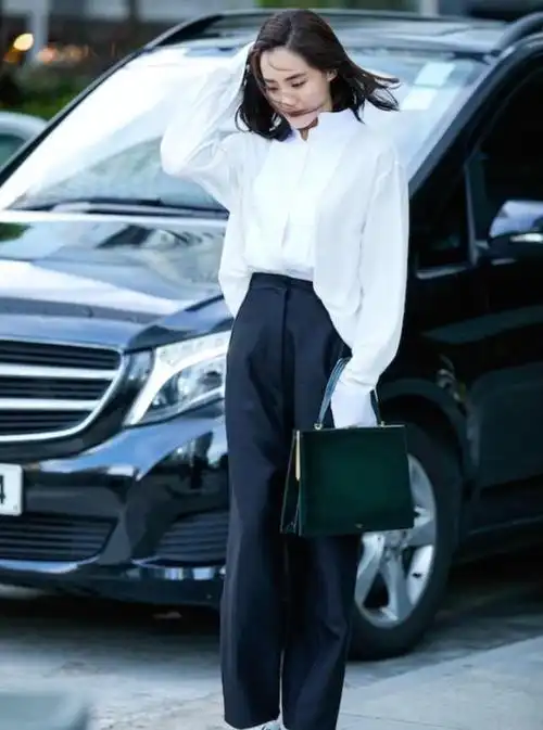 单的白衬衫 黑裤子,王智都能穿的恬美动人,不愧是国民初恋!