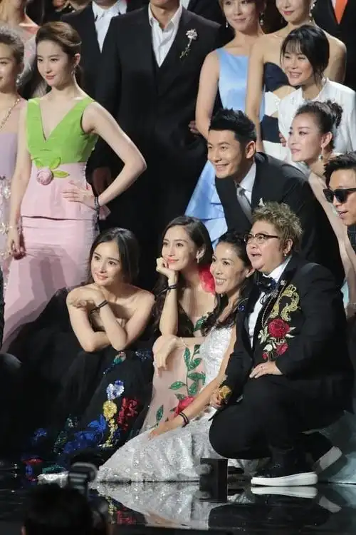 刘亦菲真的是美的很独特了和杨幂同框轻松抢镜太有辨识度了