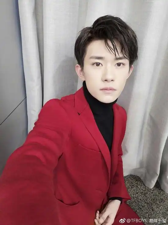 易烊千玺炸麻团自称是做了七十年麻团儿的老头儿