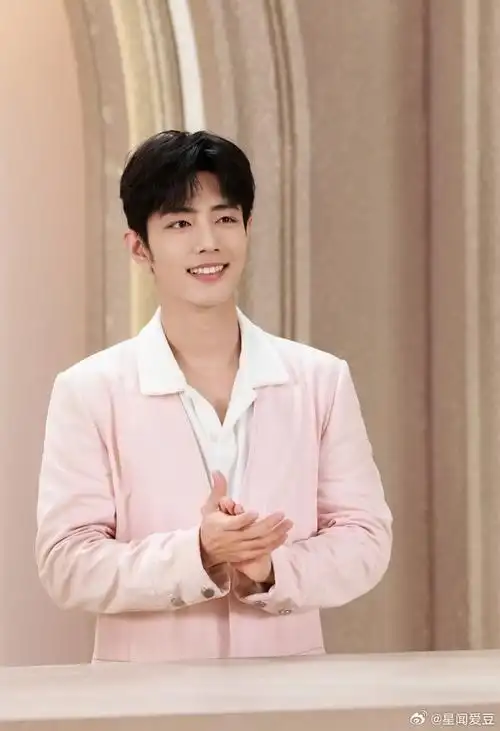 肖战花神降临##肖战粉色深v西装