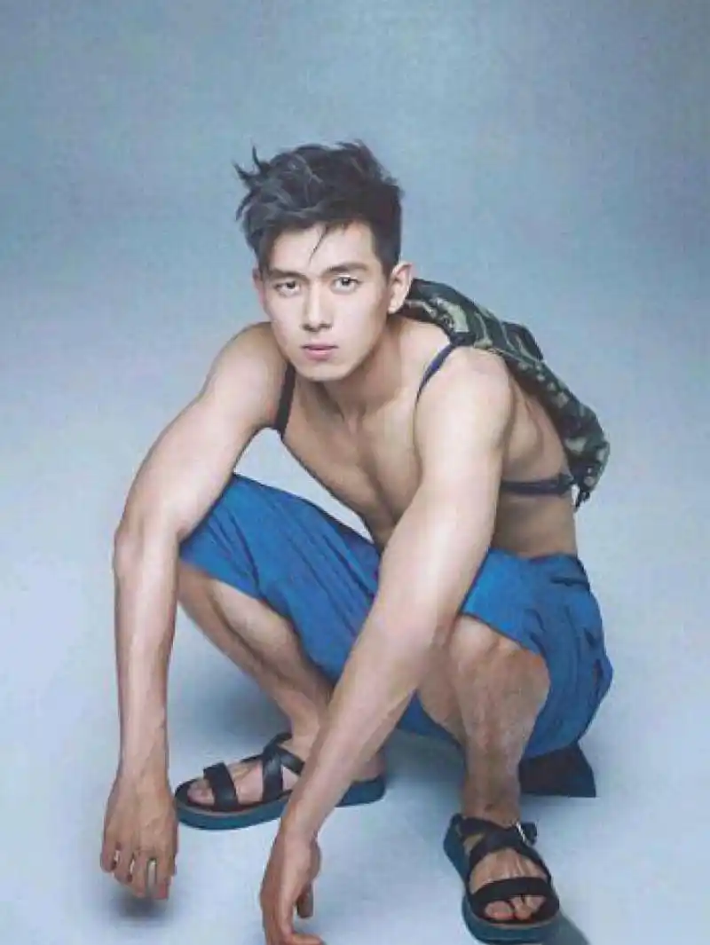 网友总结了李现的肌肉图,并发问为什么他有这么多肌肉但看起来一点也